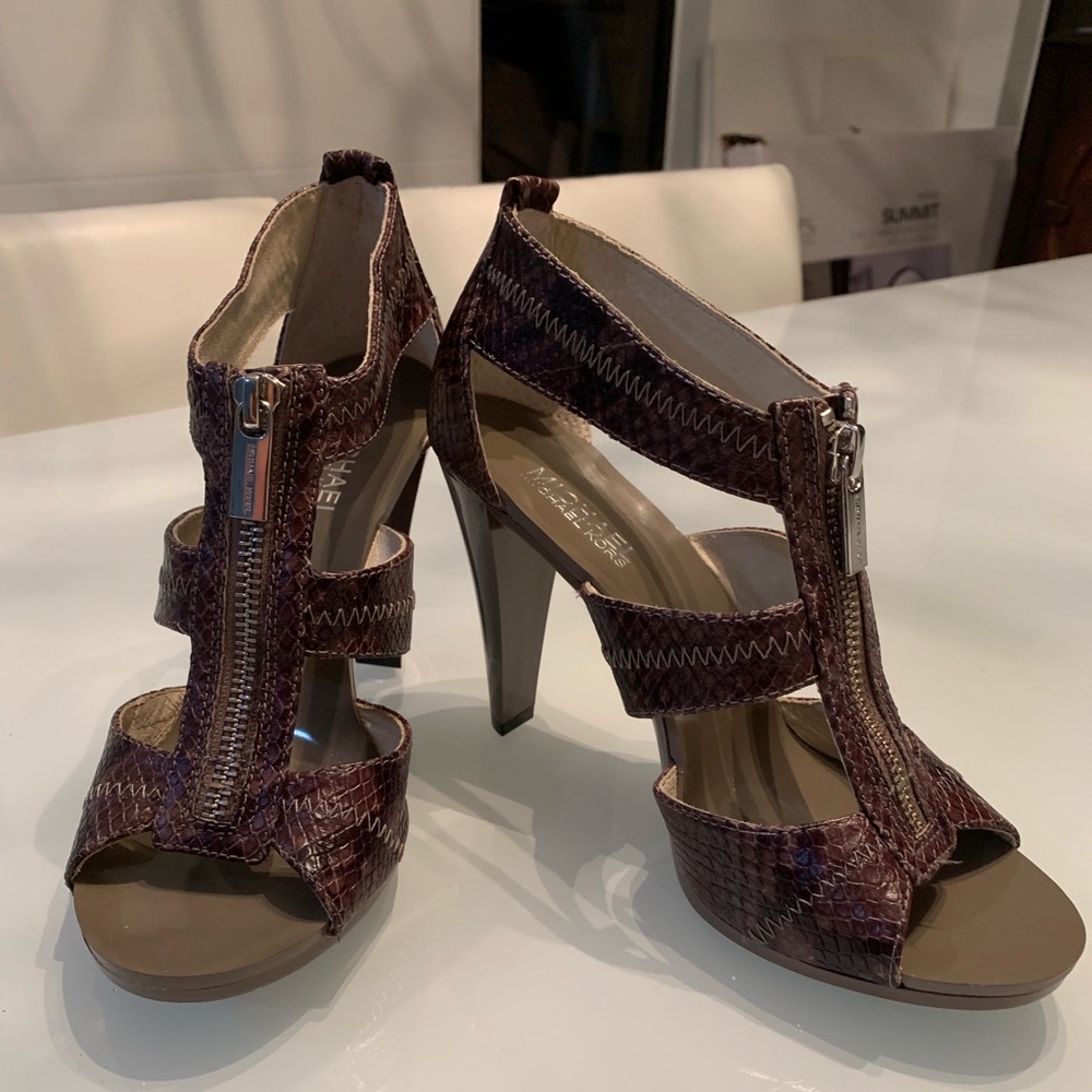 Michael Kors Berkley T-Strap Sandals Heels Cinder